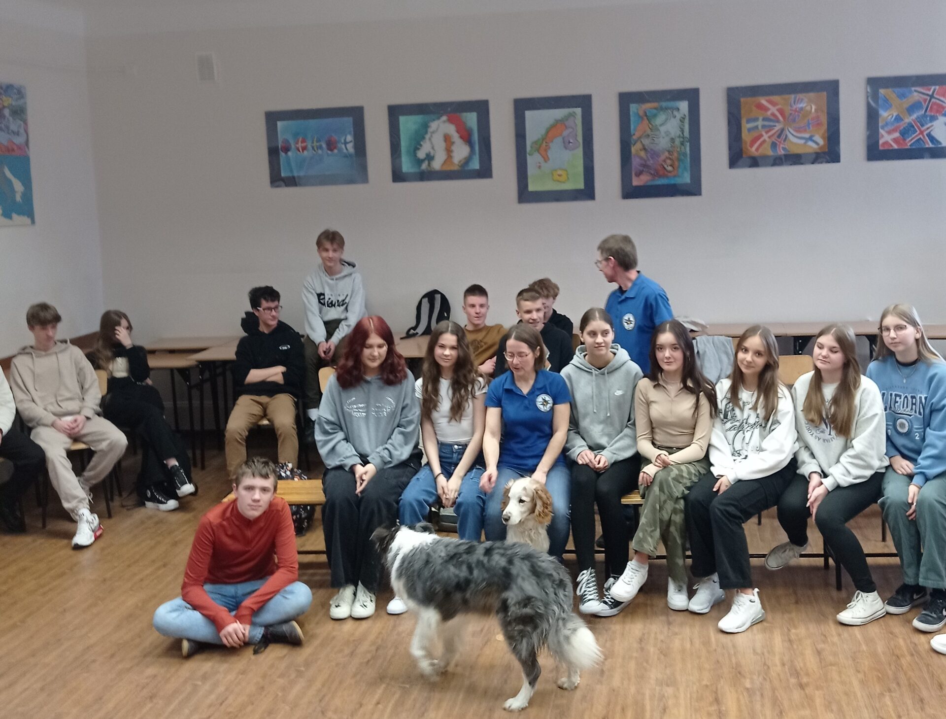 Uczestnicy spotkania z wyszkolonymi psami